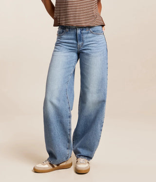 LEVI'S Middy Balloon Jean - Twisted Vibe (view 2) | The Salty Babe