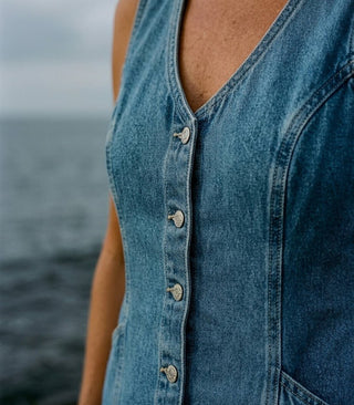 LEVI'S Vianna Vest Dress - Special Showing/Medium Wash (view 4) | Après Sea Ranch